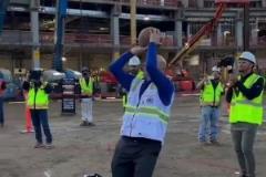 快船老板鮑爾默視察新球館順手命中投籃 這是真的會打球啊