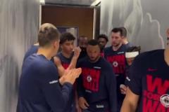 米爾斯教大家怎么揮毛巾！人家可是有冠軍的，說不定還能再得一個(gè)