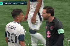 很憤怒！對方的犯規(guī)讓梅西不滿，他一直在說些什么