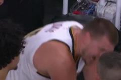 心態(tài)崩盤？約基奇情緒激動與主教練阿德爾曼交談，阿德爾曼只能不住點頭