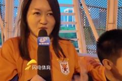 泰山隊(duì)主場(chǎng)迎戰(zhàn)上海申花，近500名小球迷與家長(zhǎng)加油助威