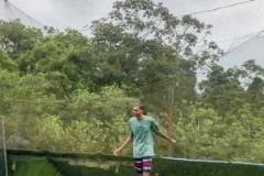 文班亞馬在哥斯達黎加與當(dāng)?shù)厍嗌倌晏咦闱?，看著狀態(tài)很好！