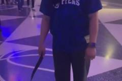 快船球迷手持皮帶：約基奇我要抽你屁股