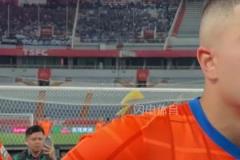 面對(duì)球迷不離不棄，克雷桑、瓦科、王大雷等泰山隊(duì)員眼眶濕潤(rùn)