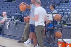 說(shuō)了什么？普雷斯蒂視察雷霆隊(duì)內(nèi)訓(xùn)練，與SGA交談許久！