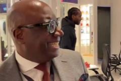 小卡對(duì)穿著西裝參加G3的祖巴茨表示喜愛(ài)，鏡頭掃到就默默離開(kāi)