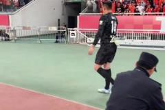 泰山-1申花，王大雷賽后謝場(chǎng)，女球迷高喊：我們永遠(yuǎn)支持你們