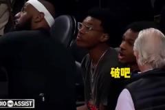 詹姆斯在打破紀(jì)錄的比賽中場和兒子的對話