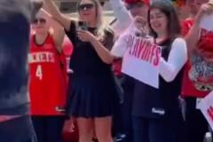 飛赴舊金山！大批火蜜夾道歡送杰倫-格林登機(jī)