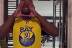 博爾特身穿勇士30號球衣為勇士季后賽吶喊加油！