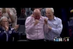 白激動(dòng)一場(chǎng)！當(dāng)鮑威爾將分差縮小到3分時(shí) 鮑爾默場(chǎng)邊激動(dòng)揮拳~