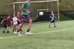 去你們的足球夢？文班亞馬踢野球彩虹過人戲耍小朋友