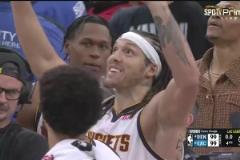 等待絕殺宣判時(shí)的眾生相！威少一直望著頭頂?shù)幕胤?，哈登眼神迷茫? title=