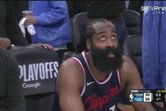 拼了一整場(chǎng)！最后時(shí)刻等待裁判宣判時(shí)，哈登在板凳席相當(dāng)疲憊，雙眼無(wú)神呀！