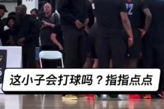 這位戴綠帽子長得像杜蘭特的男人會(huì)打球嗎，就在那指指點(diǎn)點(diǎn)