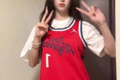 末節(jié)險(xiǎn)些20分大逆轉(zhuǎn)！女球迷身穿哈登球衣：繼續(xù)沖呀??！