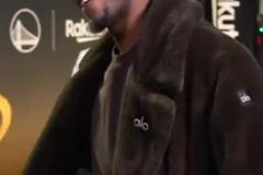 心情不錯！巴特勒因傷缺陣G3 賽前入場依然滿臉笑容