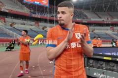 泰山隊(duì)主場(chǎng)不敵申花遭兩連敗，球迷高喊“下一場(chǎng)打回來(lái)”