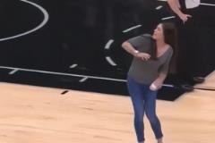 WNBA普拉姆在馬刺主場扔毛巾名場面！~