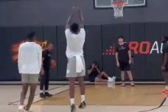 絲滑傳人？26屆熱門(mén)秀迪班薩和喬治一起訓(xùn)練 胯下撤步還真挺像