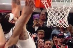 還是個(gè)2+1？戈登扣籃絕殺時(shí) 哈登結(jié)結(jié)實(shí)實(shí)打到他胳膊肘了