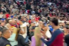 冰火兩重天！裁判宣布時(shí)刻掘金全隊(duì)狂歡 快船主場(chǎng)一片沉寂