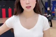 黑絲包臀裙！你說(shuō)擺拍吧，她又有點(diǎn)東西