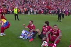 薩拉赫和努涅斯追逐打鬧，俱樂(lè)部的氣氛太濃了