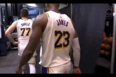 1比3來到懸崖邊上！詹姆斯和東契奇賽后走入球員通道，相當疲憊無力