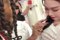 關(guān)鍵這簽名的位置？羅斯給國產(chǎn)卡戴珊肘姐衣服上簽名~