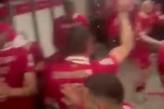 阿諾德社媒曬和隊(duì)友更衣室跳舞慶祝視頻，球迷紛紛留言請(qǐng)留下