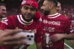 努涅斯：澆給！薩拉赫你別跑讓我澆一下！薩拉赫：滾犢子??！