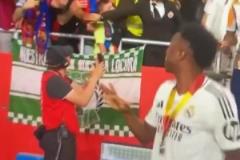 WTF這什么尺寸！利物浦女球迷展示傲人身材，真夸張啊