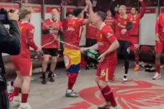 利物浦時(shí)隔5年再奪英超冠軍球員們?cè)诟率议_(kāi)香檳瘋狂慶祝