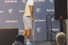 槍王下賽季見！莫蘭特拄拐參加灰熊賽季總結(jié)發(fā)布會