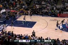 嚇人啊！詹姆斯倒地拼搶壓到愛德華茲腿部，華子捂腿相當(dāng)痛苦