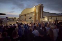 壯觀！雷霆球迷機(jī)場(chǎng)接機(jī)，高舉掃帚慶祝首輪橫掃！