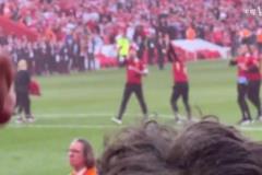 斯洛特三拳，高唱克洛普！球迷：這一刻愛(ài)重疊了