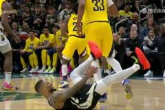 不要啊利拉德無對抗受傷??手捂跟腱表情痛苦，本場不會回歸