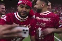 兄弟別搞努涅斯準備給薩拉赫倒啤酒，薩拉赫推脫但還是被澆