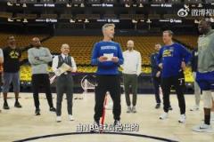 最佳隊友！科爾為庫里頒發(fā)年度最佳好隊友獎