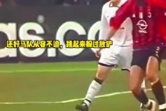 裁判：你們利物浦，怎么有12名球員在場上？