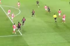 防守端毫無壓迫感！當時拜仁就這樣，攻破了曼聯(lián)的大門！