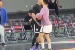 挺禮貌的！遼寧拉拉隊排隊上場，小外站定等待