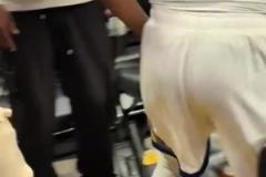 格林親吻妻子牽著小寶貝回到更衣室。