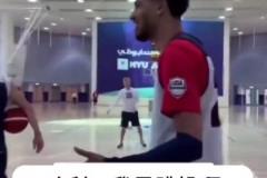 兩個(gè)新生代頂流！名場(chǎng)面：笑哭！華子模仿哈里伯頓投籃！