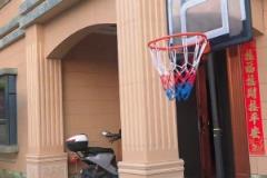 居然有1米79？！賽季結束的徐杰在老家豪宅大院子里1v1娃