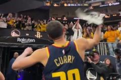 真高興啊！庫里離場時，與場邊球迷互動&狂甩毛巾慶祝！