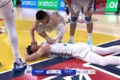 這動作難評！曾凡博滑翔打進(jìn)，被劉傳興側(cè)身撞翻后腦重摔著地