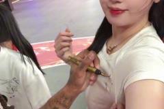 肘子姐居然讓羅斯簽名在其胸口上?。?！